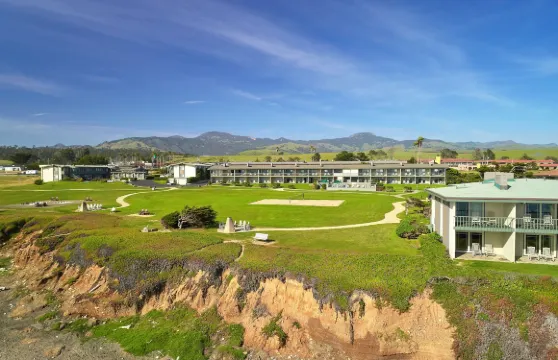 卡瓦里爾海濱度假村