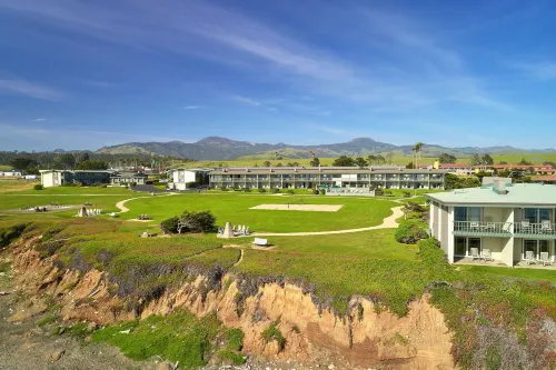 Cavalier Oceanfront Resort فنادق في سان سيميون