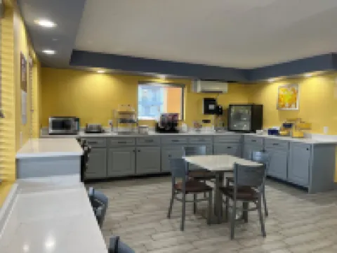 Days Inn & Suites by Wyndham Warner Robins Near Robins AFB Hotels in Warner Robins