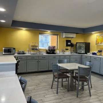Days Inn & Suites by Wyndham Warner Robins Near Robins AFB