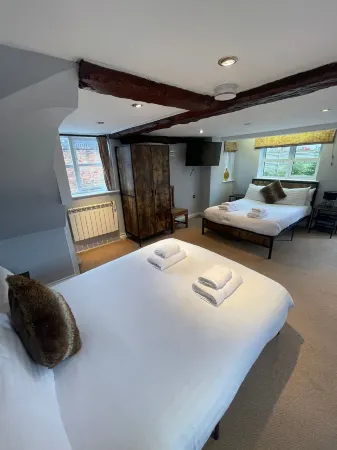 Rylands Farmhouse Отели рядом с достопримечательностью «Alderley Edge Woodland Walk»