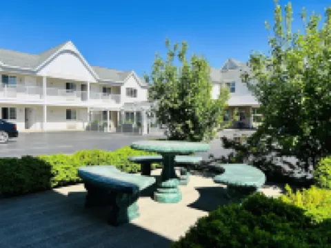 Court Plaza Inn & Suites of Mackinaw