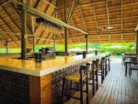 Shearwater's Explorers Village - ที่มีบาร์