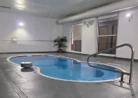 Econo Lodge - С бассейном