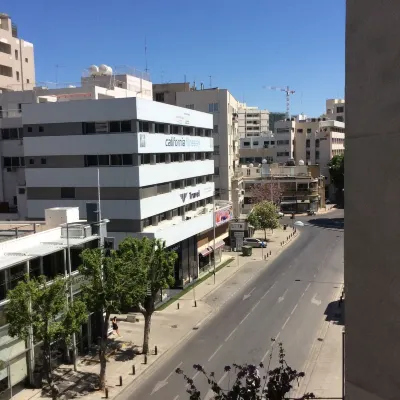 The Central Suites Hoteles cerca de Metochi Kykkou