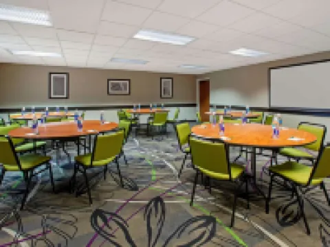 La Quinta Inn & Suites by Wyndham Detroit Metro Airport Hotels in Romulus