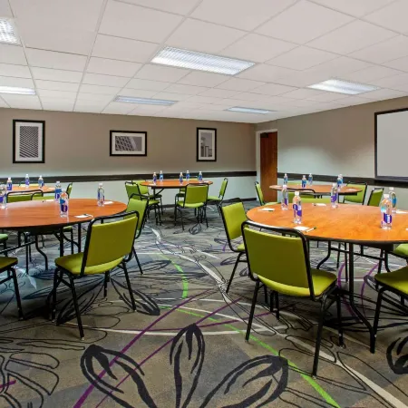 La Quinta Inn & Suites by Wyndham Detroit Metro Airport