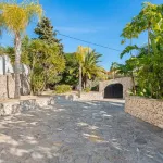 Huswell - Relax in Luxury at This Stunning Seaside Villa