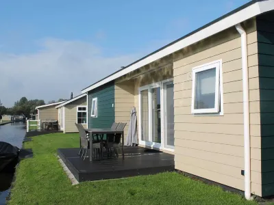 Chalet with 2 Bathrooms and a Boat, Near Giethoorn Hotels near Giethoorn Center