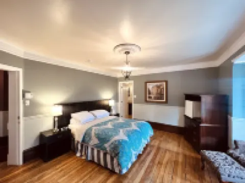 Le Chateau du Lac Hotels in Magog