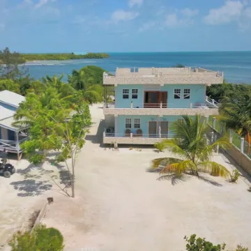 Hidden Treasure Vacation Home Blue Bay Cottage โรงแรมใกล้สนามบินเคเย่คล็อกเกอร์