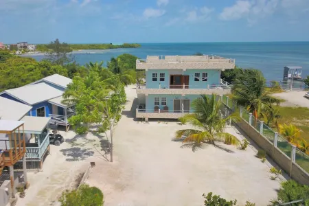 Hidden Treasure Vacation Home Blue Bay Cottage Отели рядом с достопримечательностью «Сплит»