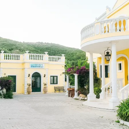 Avra Paradise Aparthotel Отели рядом с достопримечательностью «Пляж Мессонги»