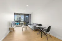 South Brisbane 2 Bedrooms Apartment with Free Parking by KozyGuru Hotel di West End