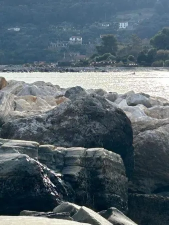 The Rocks a Stone's Throw Away Отели рядом с достопримечательностью «Sella Derbi»