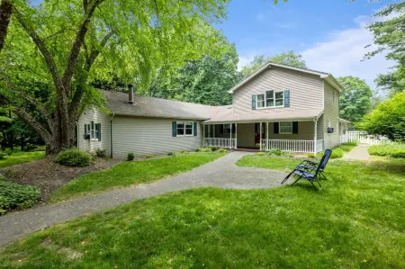 Cozy Fall Home with 4Br and Fireplace