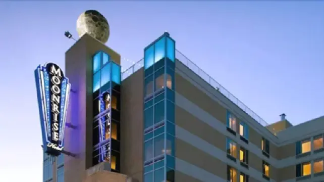 The Moonrise Hotel Отели рядом с достопримечательностью «Музей Транспорта»