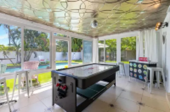 燈塔角帶泳池的舒適家園