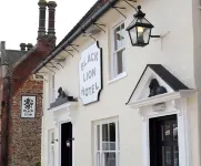 Black Lion Hotel Hotel dekat Wells Next The Sea Beach