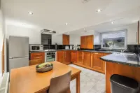 Sleek 2B/1B Retreat in Lindley, Huddersfield