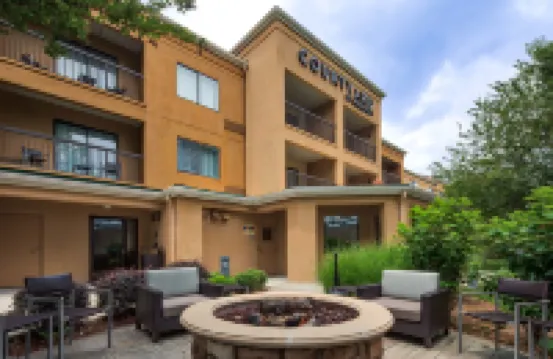 Courtyard Rock Hill Hotel di 