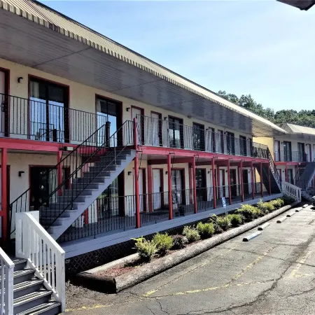 Econo Lodge Inn & Suites Lake Harmony - Pocono Mountains Area