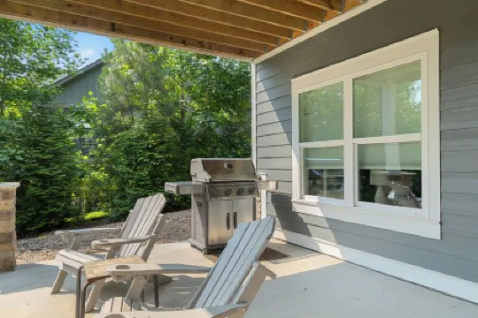 Lake Keowee Luxury. Quiet Cove. Putting Green. Near Clemson. Sleeps 18