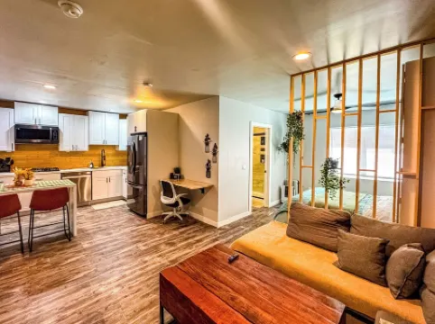 Double Queen Studio, Full Kitchen, 75" 4KTV, W/D, workspace, Early check-in