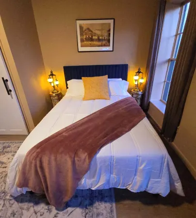 The Henry Lofts 2-bedroom apt., dog friendly fenced yard, arcade, coffee shops