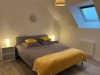 Charm in the heart of the village: house with sunny garden close to the sea Hotels in Arradon