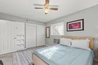 Pet Friendly. Minutes to Beaches. Charming 2-bedroom house in adorable Sarasota.