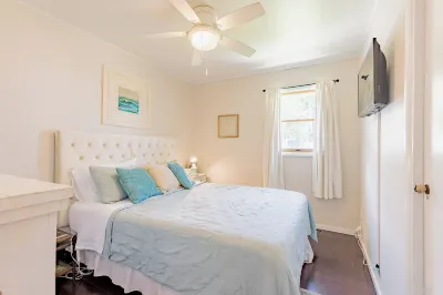 Sunset Alley Cottage - Cozy 3-bedroom cottage with WiFi, AC in charming Beulah