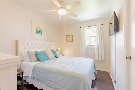 Sunset Alley Cottage - Cozy 3-bedroom cottage with WiFi, AC in charming Beulah