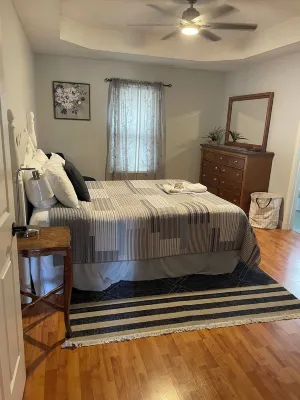 Cozy on Cory: Charming 3-bedroom house with WiFi, AC in enjoyable Clarksville Hotels near Warehouse Forty One