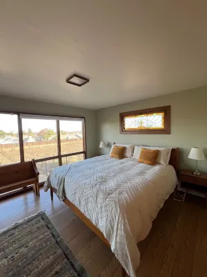 Spacious modernized 5-bedroom farmhouse on vineyard فنادق في Oakley