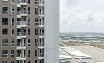 Well Furnished Studio Room at High Floor Tokyo Riverside Pik 2 Apartment