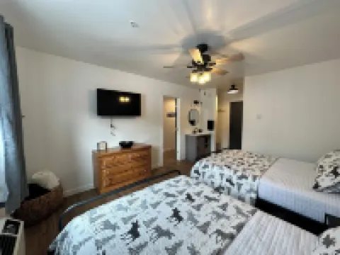 Spacious 5-bedroom, 5-Bathroom lodge! Sleeps 22! Across from famous Cody rodeo!