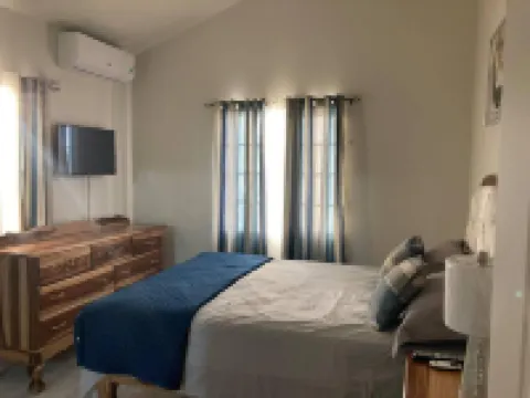 Sleeps 4 with Free Parking 15-Min to Beach