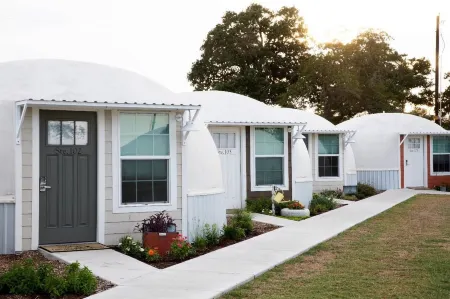 Country Dome Suites Отели в г. Austin County