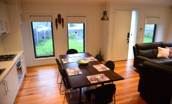 Cozy Townhouse Closer to the Town Center - Housity