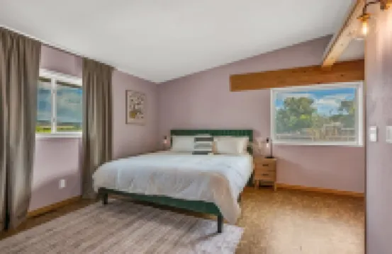 Beautiful home on the bluff overlooking river and mountain views with hot tub!