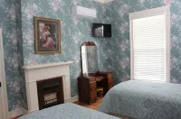 Historic Roberts Home "Night in the Museum" Hotel