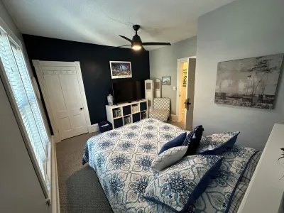 Charming 2-bedroom apartment in fabulous Minneapolis with AC, WiFi