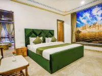 Pax Grand Blue - Rooftop Swimming Pool & Restaurant - 500 Mtr from Udaipur Railway Station Hotels near Udaipur Train Station