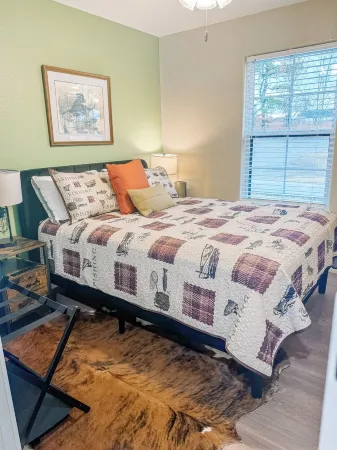 Horton LodgeCharming new 3-bedroom 2 bath lodge with WiFi in serene Stigler Отели в г. Haskell County