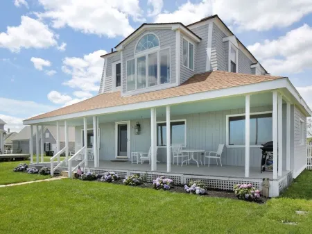 Circa 1870 Oceanfront Home in Brant Rock  - Commanding Views Of The Ocean Отели в г. Маршфилд