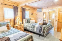 Woodlands Lodge-Charming 3-bedroom cabin in phenomenal Lake George