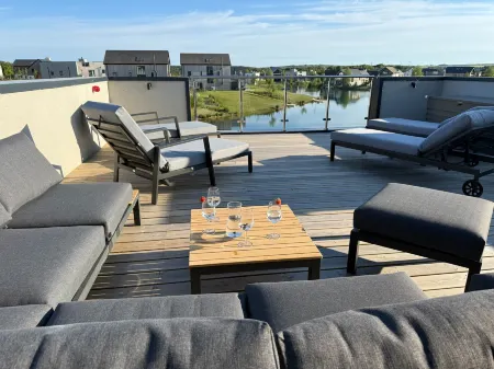 Still Waters Lakeside Retreat w t hot tub Slps 14 Отели рядом с достопримечательностью «St Michael’s Church»