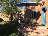 Balloon Fiesta close to Charming, Historic, N. Valley Casita! Hotel a Los Ranchos de Albuquerque