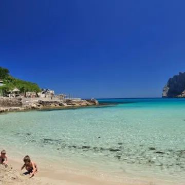 CHARMING STONE HOUSE NEAR THE OLD TOWN AND BEACHES